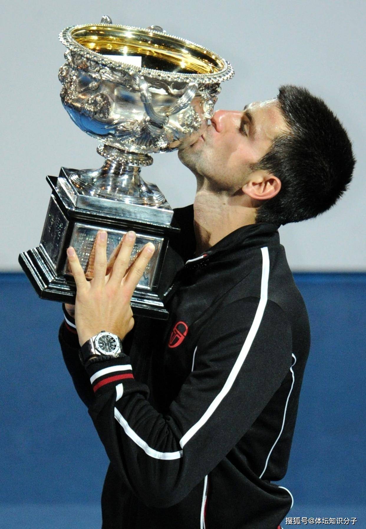 NG体育-德约科维奇回归赛场，突破纪录首场状态亮眼，篮网观众沸腾！的简单介绍